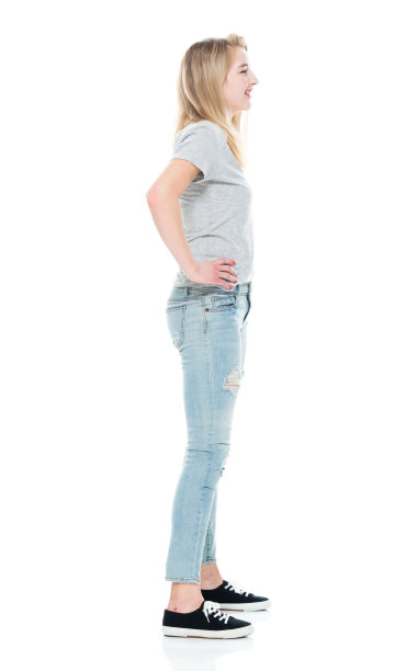 白人女性穿着帆布鞋站在白色背景前图片下载