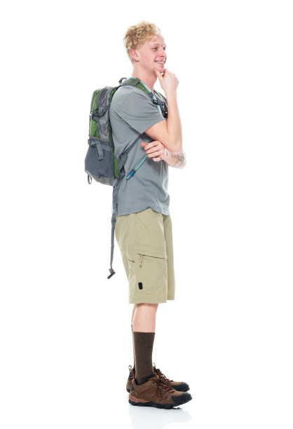 白人年轻男性背包客在前面的白色背景穿着t恤和拿着包图片下载