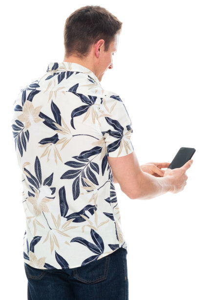 白人年轻男性穿着衬衫站在白色背景前使用智能手机图片下载