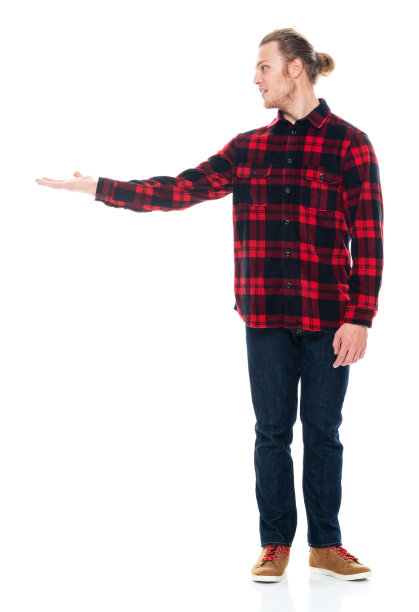 白人年轻男性主持人站在白色背景下，穿着格子衬衫图片下载