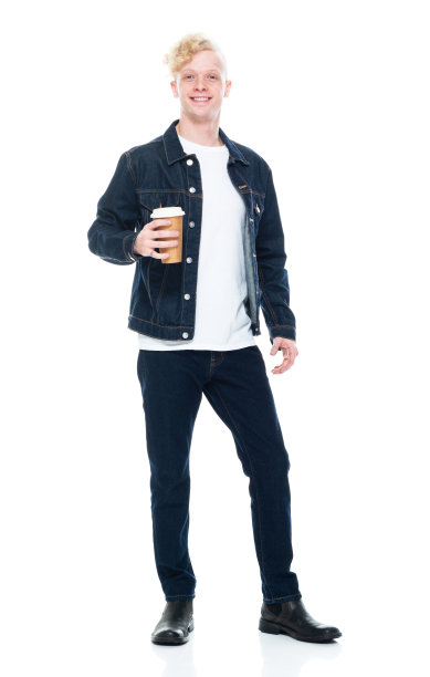 白人男性穿着t恤，拿着咖啡杯站在白色背景前图片下载