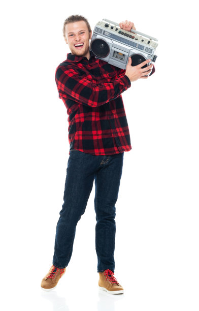 白人年轻男性在白色背景下锻炼穿着伐木工人衬衫，拿着个人音响图片下载
