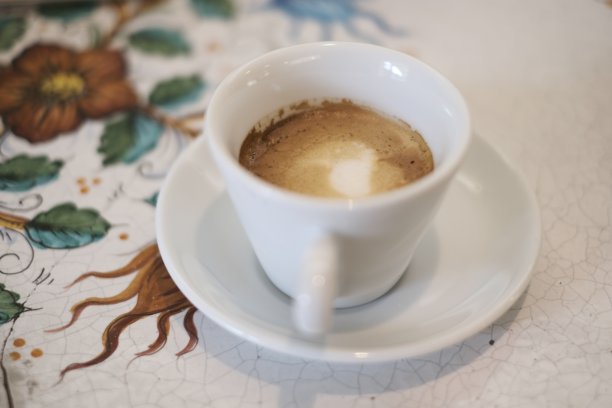 优雅华丽的咖啡桌上放着温暖可口的卡布奇诺图片下载