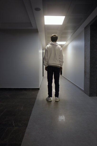 有人在走廊等着图片下载