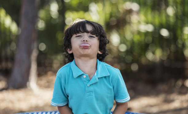 那个在公园里吐舌头的西班牙男孩图片下载