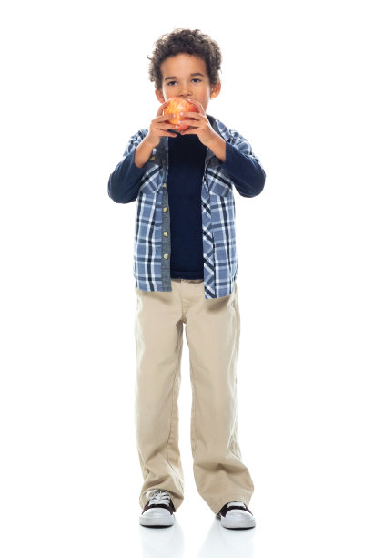 男孩们站在白色背景前拿着水果图片下载