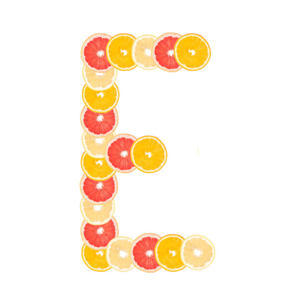字母“E”由切成片的柑橘类水果制成。橙子、葡萄柚。孤立在白色背景上图片下载