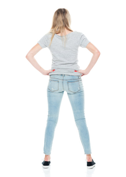 白人少女站在白色背景前穿着帆布鞋图片下载