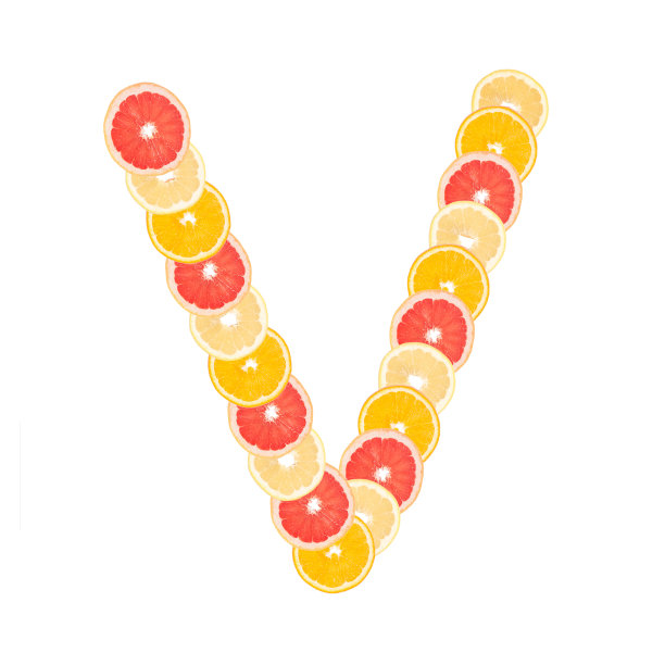 字母“V”由切成片的柑橘类水果制成。橙子、葡萄柚。孤立在白色背景上图片下载