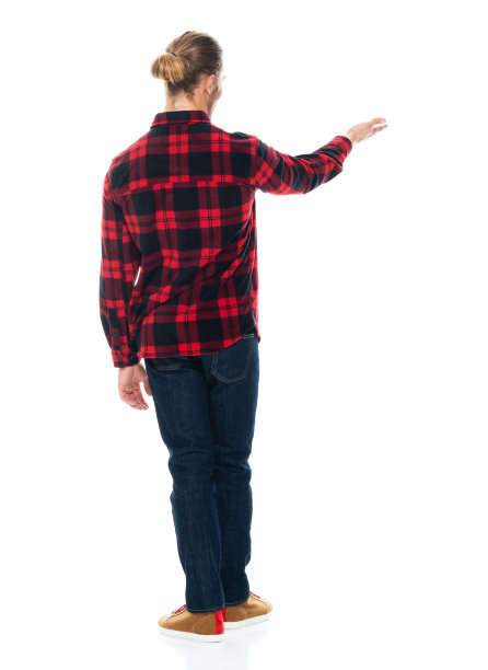 白人年轻男主持人穿着衬衫站在白色背景前图片下载