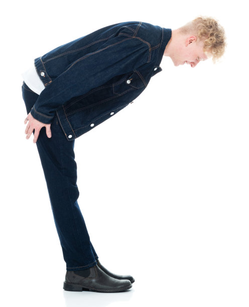 白人男性穿着靴子在白色背景前鞠躬图片下载