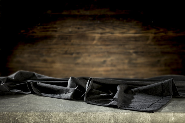 桌面在舒适精致的家庭内部与灰色背景。图片下载