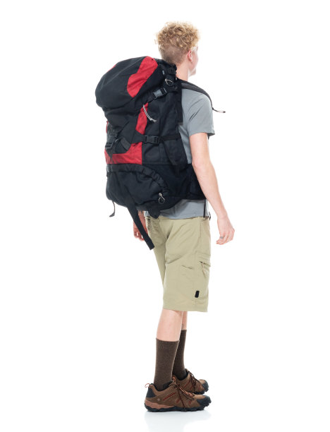 白人年轻男性背包客徒步旅行在前面的白色背景穿着衬衫和拿着包图片下载