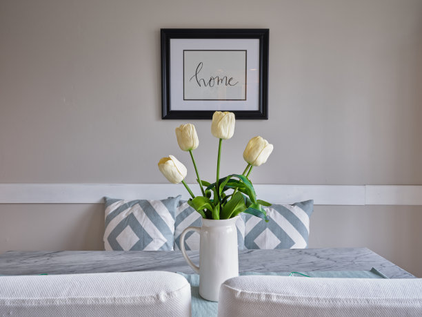 美国家庭餐厅照明良好，并以郁金香装饰春天的新鲜季节图片下载