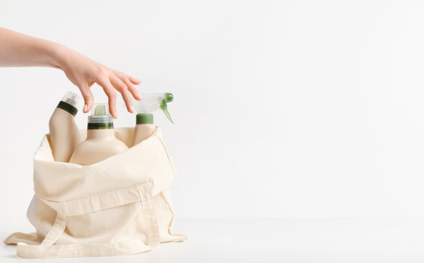 可重复使用的购物袋，装有清洁和洗涤用的塑料瓶图片下载