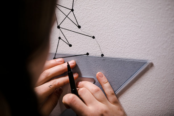 英俊的艺术家在墙上作画图片下载