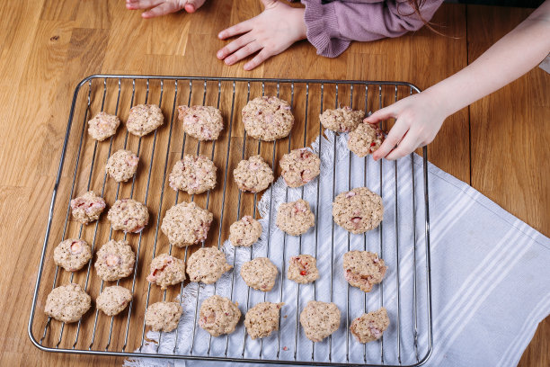 草莓巧克力曲奇饼干图片下载