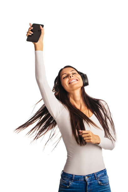 年轻美丽的女性在工作室里听音乐跳舞图片下载