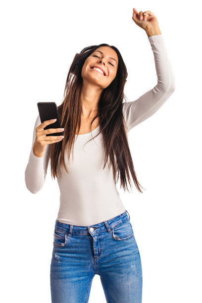 年轻美丽的女性在工作室里听音乐跳舞图片下载