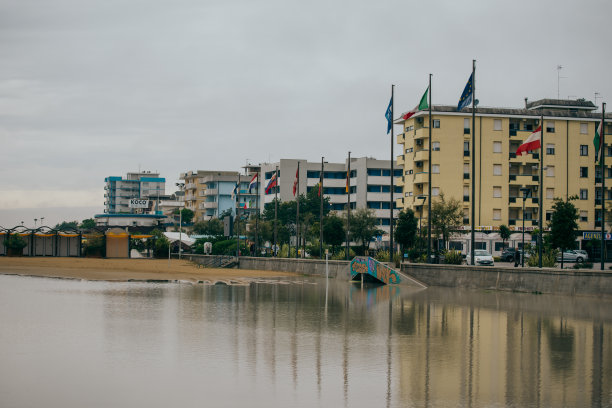 海浪拍打海面图片下载