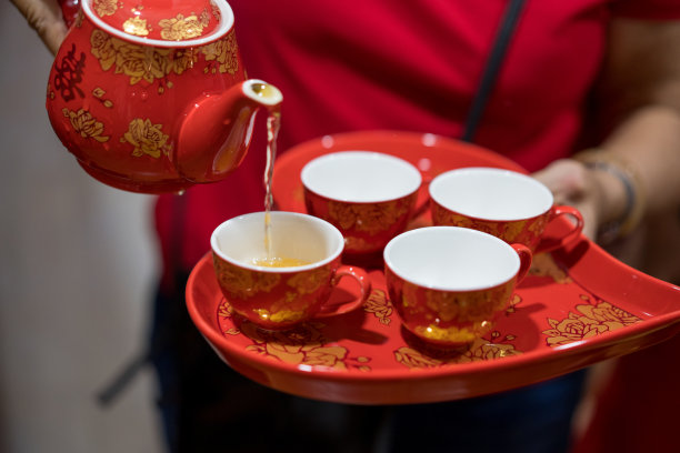 中国传统茶道上的女性倒茶图片下载