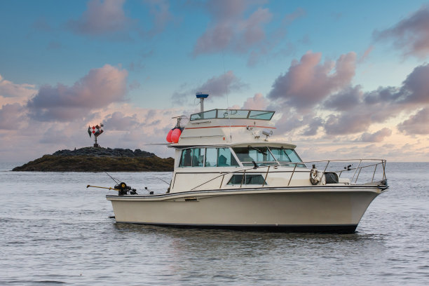 阿拉斯加水域黄昏的白色渔船图片下载