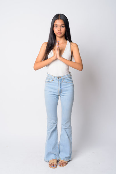 全身年轻美丽的亚洲女人与Wai作为泰国问候图片下载