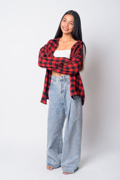 全身照片快乐年轻美丽的亚洲潮女思考与双臂交叉图片下载