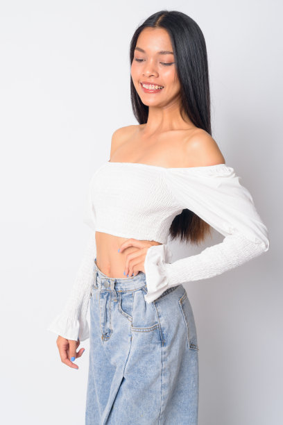 肖像快乐年轻美丽的亚洲女人微笑和向下看图片下载