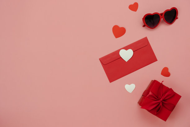 情人节装饰品桌面俯视图图片下载