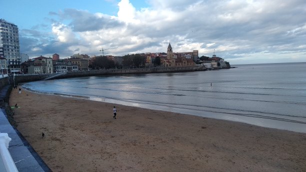 涨潮海滩全景图片下载