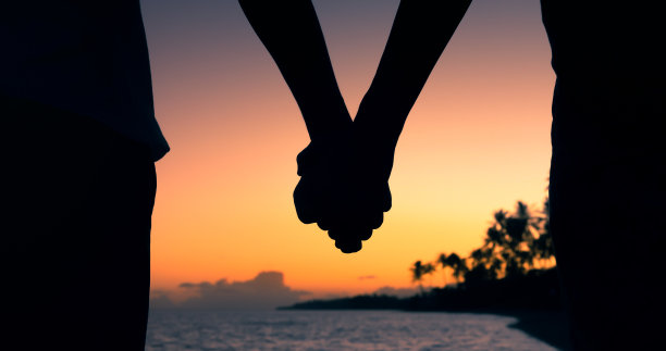 海滩上的情侣图片下载