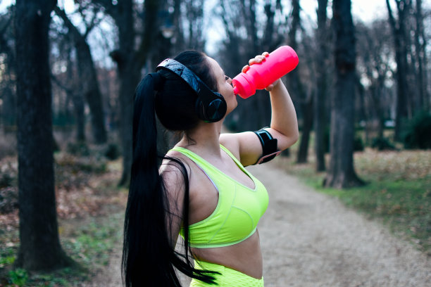 运动的年轻女子喝水的照片图片下载
