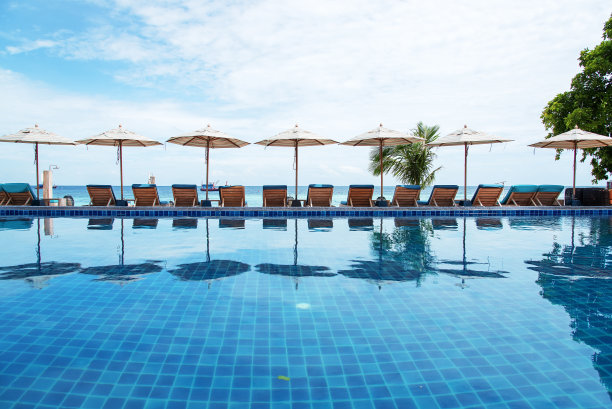 热带海滩游泳池和躺椅复制空间场景图片下载