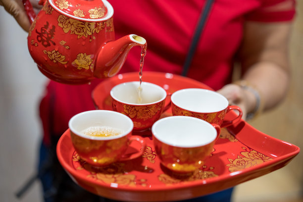 中国传统茶道上的女性倒茶图片下载