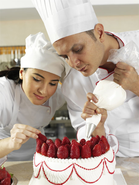 两位制作草莓蛋糕的糕点师图片下载