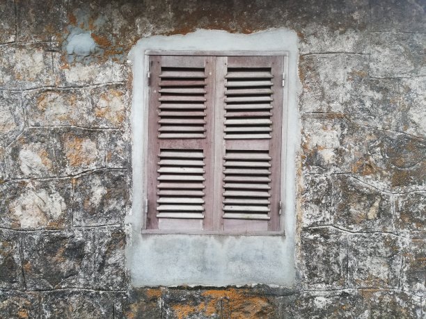 墙壁上的旧窗纹理图片下载
