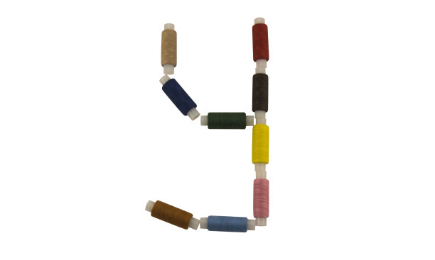 孤立字体俄文字母由彩色线轴制成，用于缝纫图片下载