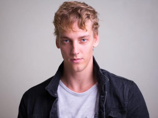 一张年轻英俊的卷发男人的脸图片下载