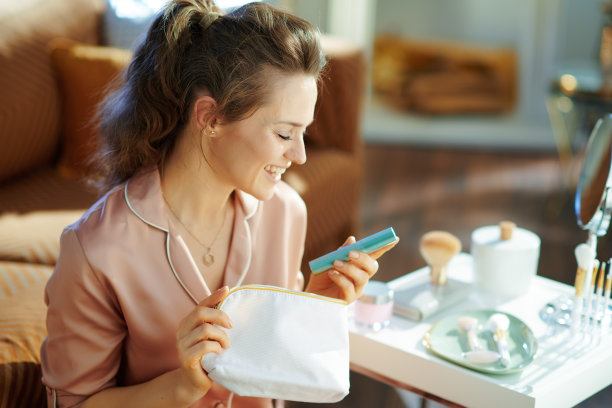 微笑的女人，白色小包和睫毛膏图片下载