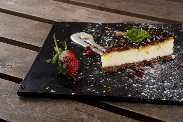 焦糖酱芝士蛋糕的切片照片图片下载