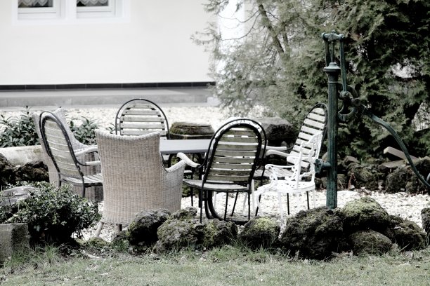 不同的椅子在德国花园周围的桌子。图片下载