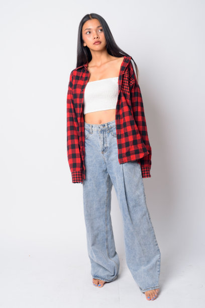 年轻美丽的亚洲潮女思考的全身照片图片下载