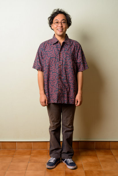 全身照片快乐的日本男人卷头发微笑图片下载