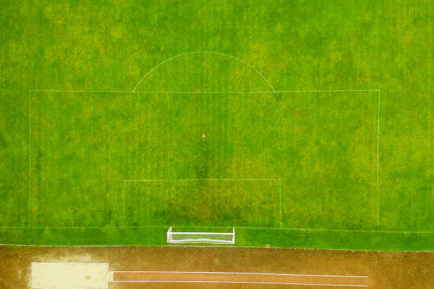 空绿色足球足球场鸟瞰图图片下载