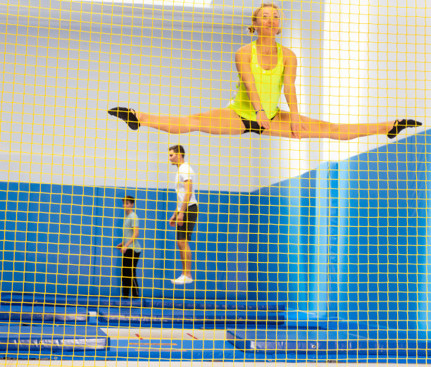 在蹦床中心训练的女人图片下载