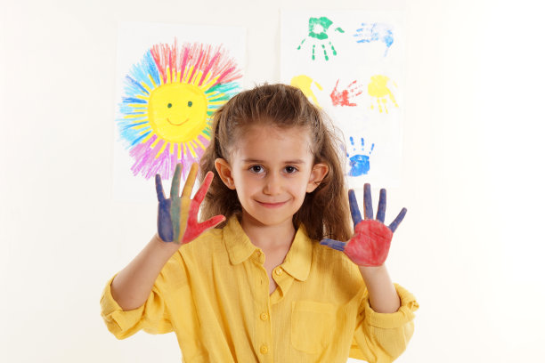 女孩的手画得五颜六色素材图片