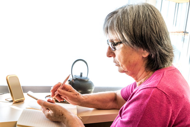 在家用手机充电的资深女性图片下载