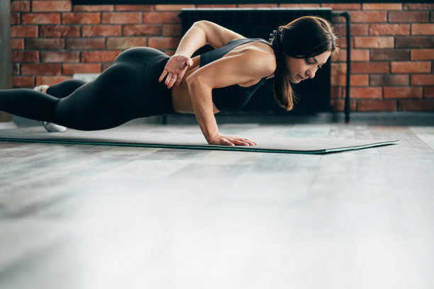 在健身房做单手俯卧撑的女人图片下载