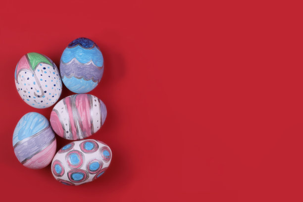 红色背景上的手工绘制的复活节彩蛋图片下载